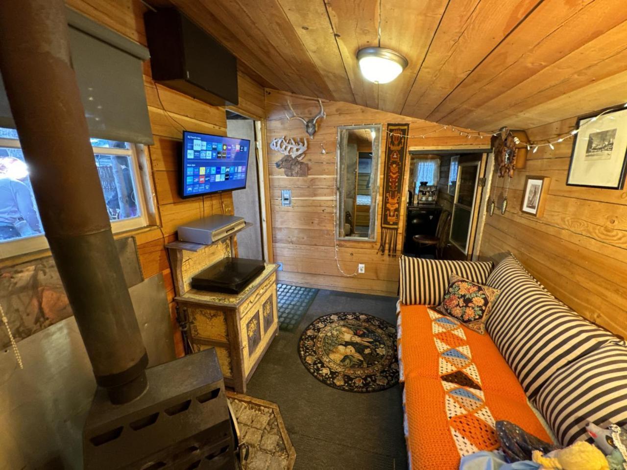 Rustic Cozy Cabin With Hot Tub Bragg Creek エクステリア 写真