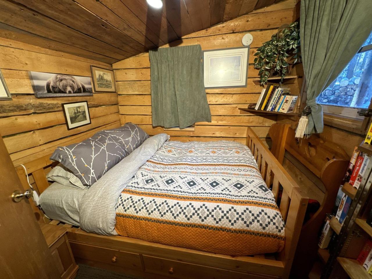 Rustic Cozy Cabin With Hot Tub Bragg Creek エクステリア 写真