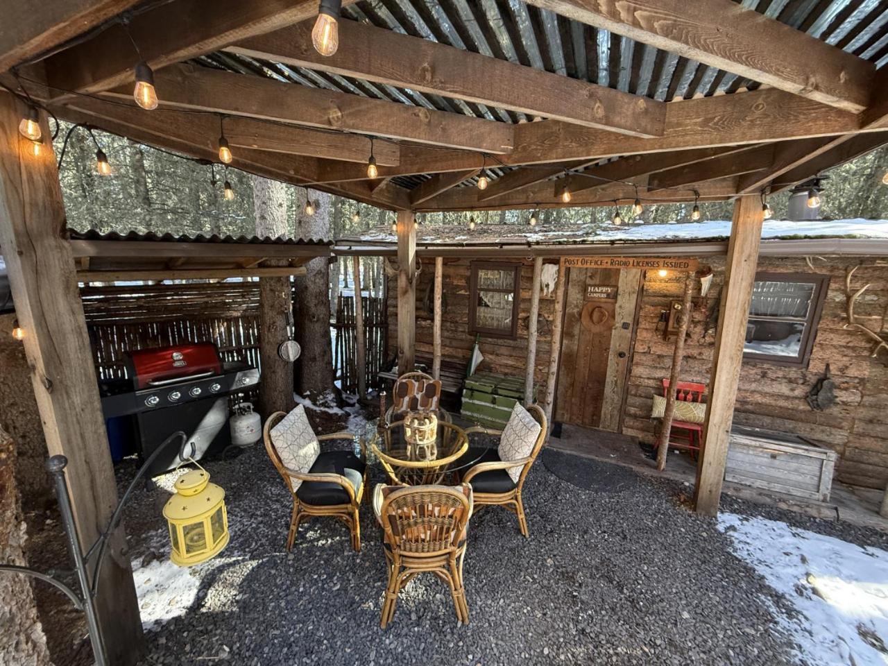 Rustic Cozy Cabin With Hot Tub Bragg Creek エクステリア 写真