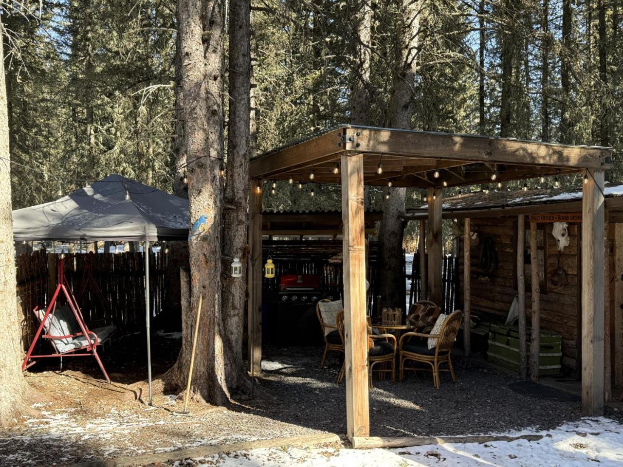 Rustic Cozy Cabin With Hot Tub Bragg Creek エクステリア 写真
