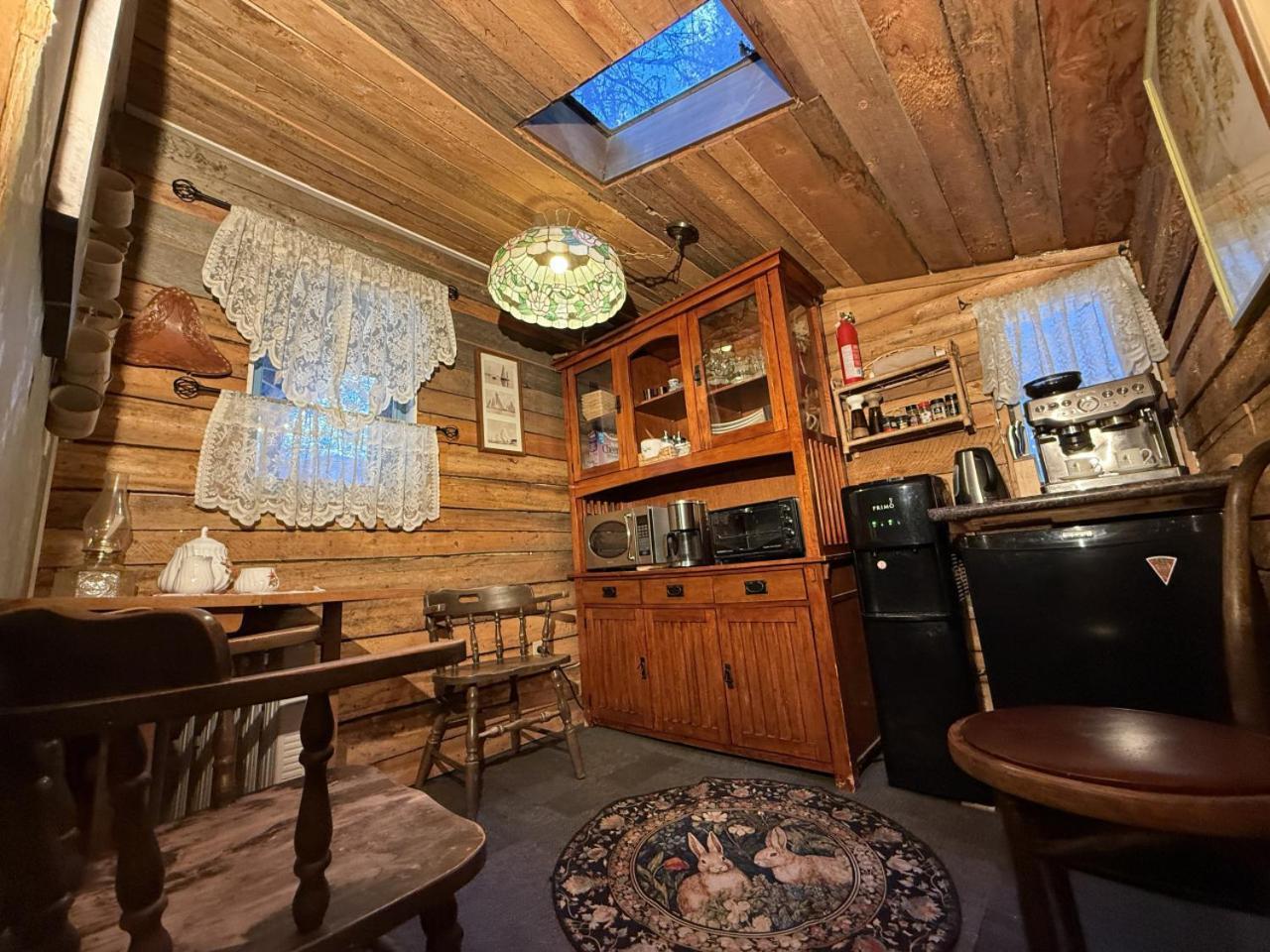 Rustic Cozy Cabin With Hot Tub Bragg Creek エクステリア 写真